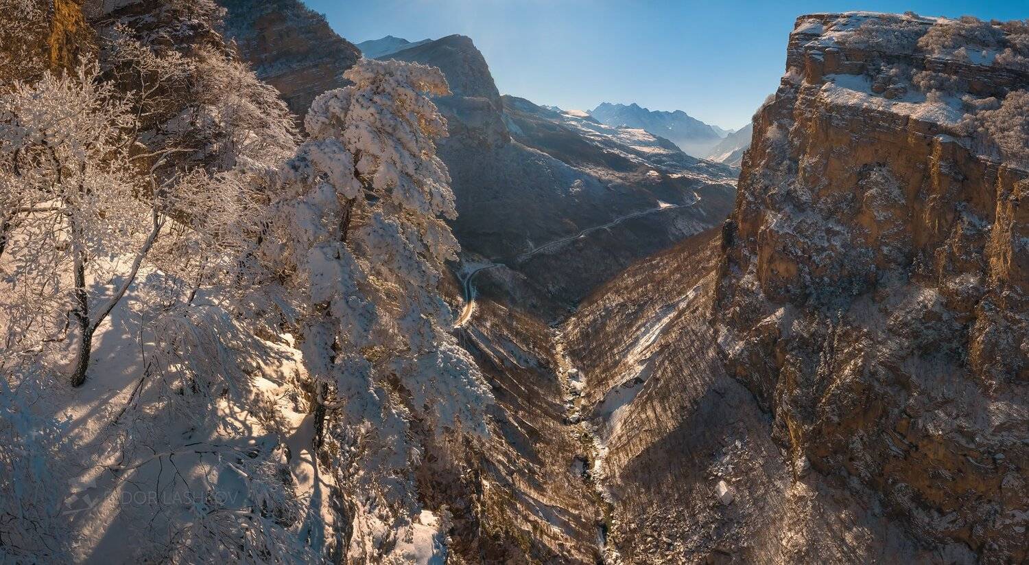 гора, кавказ, кавказские горы, черекская теснина, река черек балкарский, дорога, теснина, ущелье, иней, снег, зима, снежное, скалы, скалистое, в инеи, дерево, сосна, над обрывом,, Лашков Фёдор
