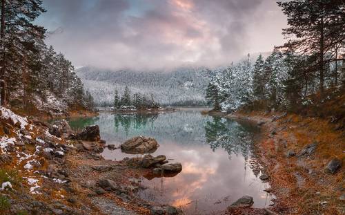 Таял первый снег.