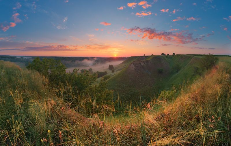 рассвет, солнце, пейзаж, панорама, холмы, лето, облака, трава, туман, sunrise, sun, landscape, foggy, panorama, summer, sky, clouds, hills, grass, meadows, misty, light, fog, colors Солнышко встает .. фото превью