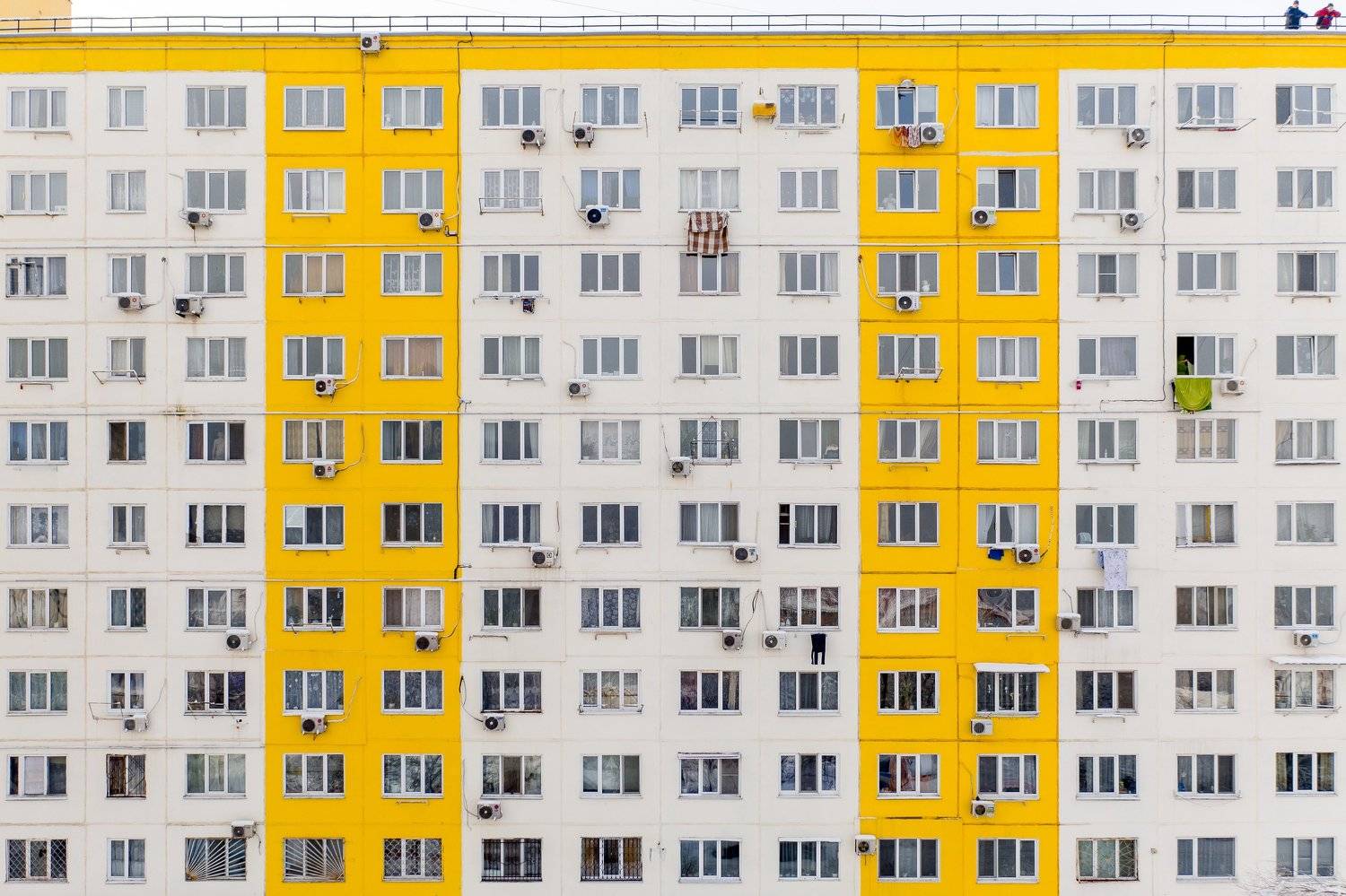соседи, дом, окна, ритм, желтый, белый, репортаж, улица, этажи, жизнь,, Антон Блохин