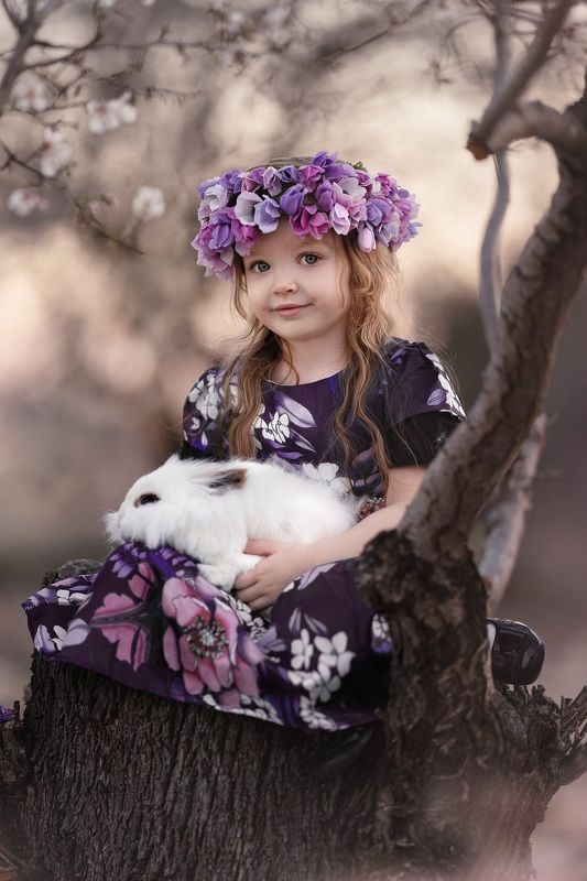 девочка зайчик цветы сказка  фото превью