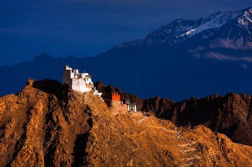 Древняя крепость Тсемо, возвышающаяся над столицей Ладакха городом Ле
