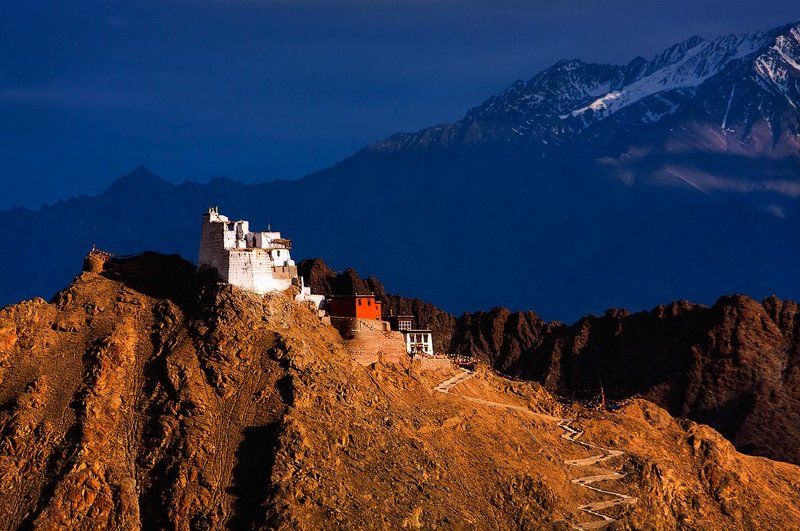 буддизм, гималаи, горы, джамму и кашмир, индия, крепость, ладакх, ле, тибет Древняя крепость Тсемо, возвышающаяся над столицей Ладакха городом Ле фото превью