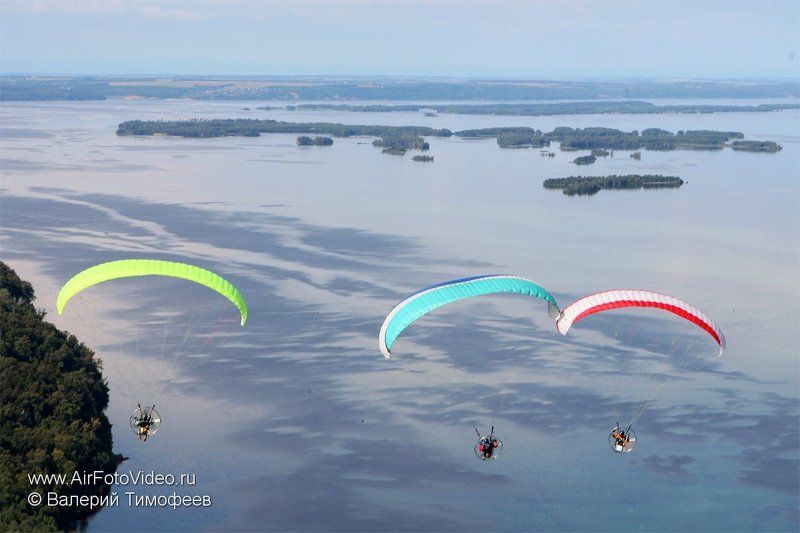 Групповой полет над городом фото превью