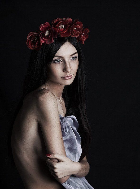 red circlet of flowers фото превью