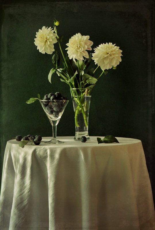 С белыми георгинами фото превью