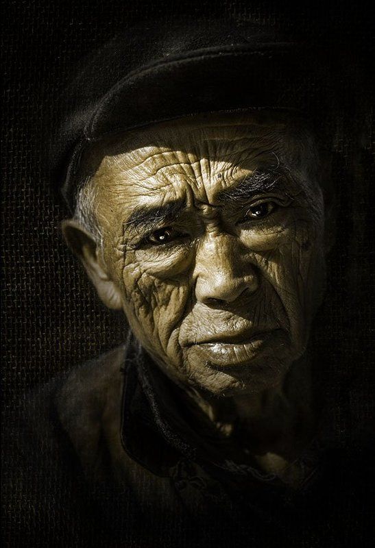 Old man in Ma Le market фото превью