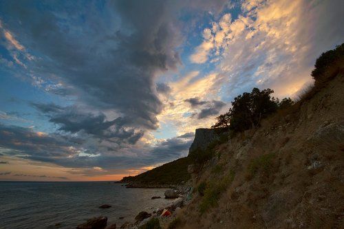 Pro облачных монстров бухты Ласпи