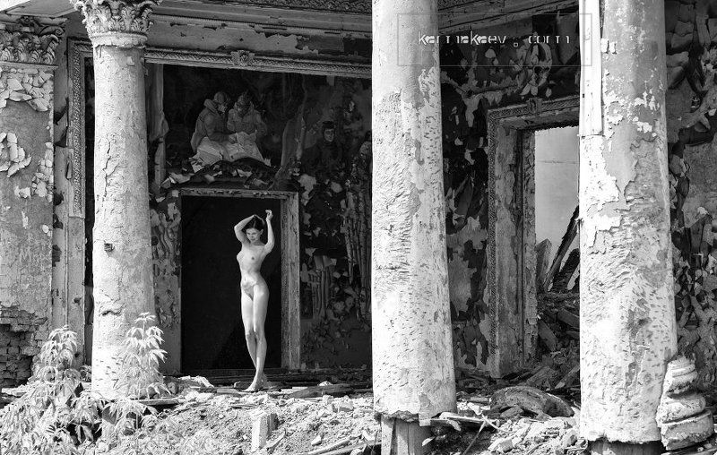 Resting caryatid фото превью