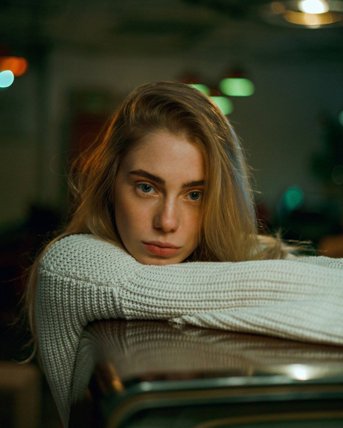 portrait, портрет, girl, portraiture, indoor, февраль, ламповый, retouch, ретушь, цвет, cinematic,цветок, свитер, плёнка, fineart, beauty, colourfull, Павел Фишар