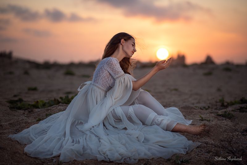 Playing with the sunset фото превью