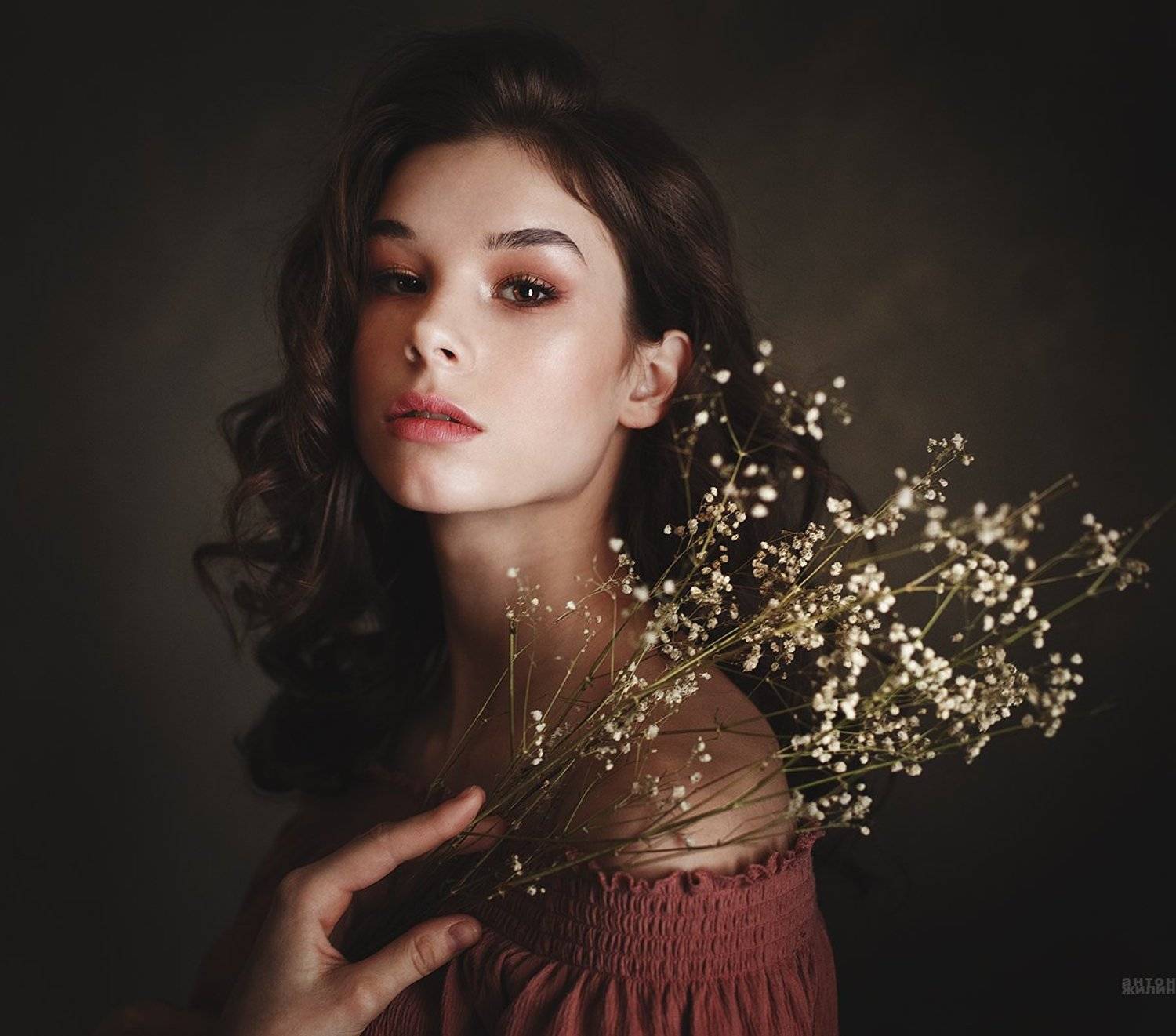 портрет, девушка, молодая, гипсофила, цветы, трава,, Антон Жилин