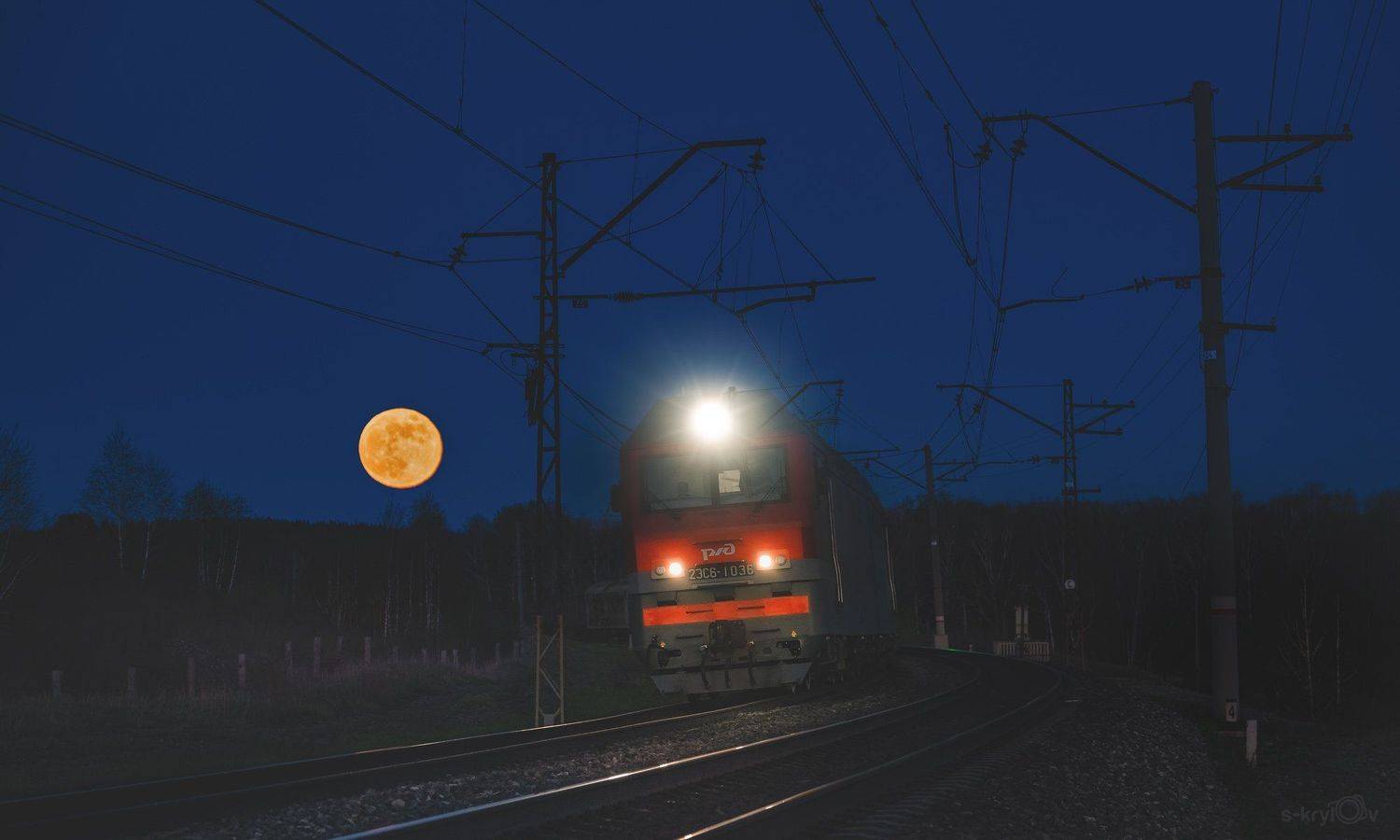 #skrylov, #skrylov_official, #фотограф, #промышленныйфотограф, #photographer, #миасс, #южныйурал, #челябинскаяобласть, #ночь, #весеннийвечер, #ржд, #rzd, #луна, #полнолуние, #суперлуние, #2эс6, #электровоз, #уральскиелокомотивы, #rails, #train, , #night, , Сергей Крылов
