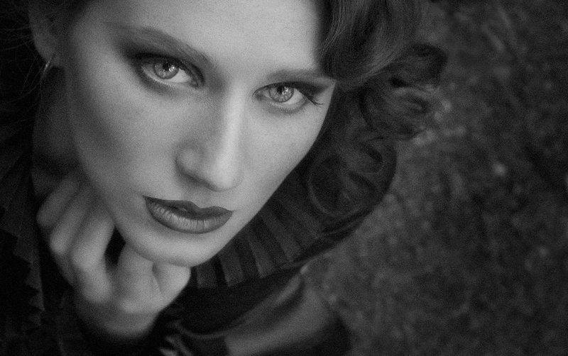 Expressive girl фото превью