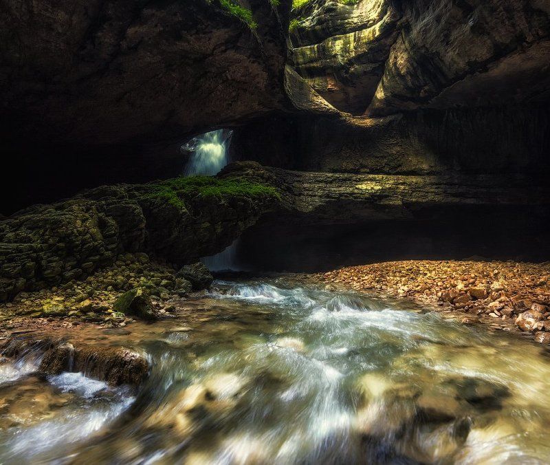 Водопад в пещере. фото превью