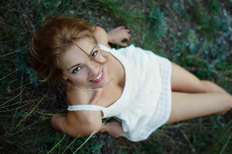 Girl in the grass фото превью