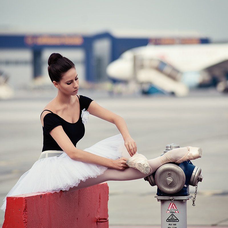 Ballerina at the airport фото превью