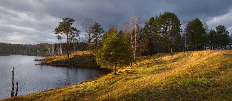 В вечерних лучах с быстро бегущими облаками фото превью