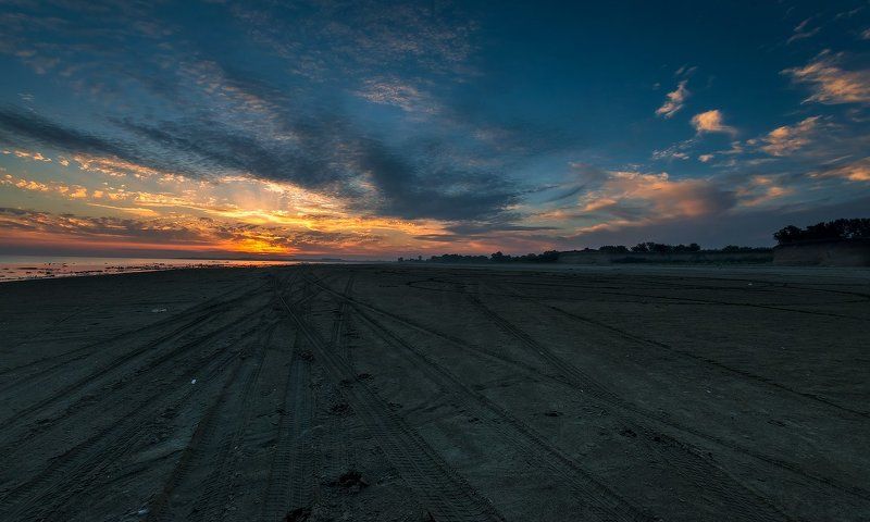 Про закат, песок и следы на песке фото превью