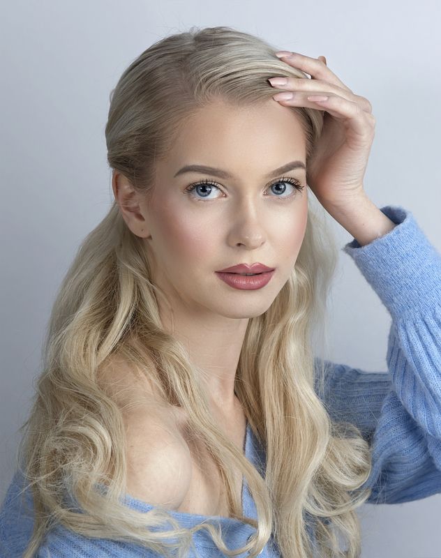 портрет , взгляд , цвет ,волосы , красивые губы ,нежность ,девочка  фото превью