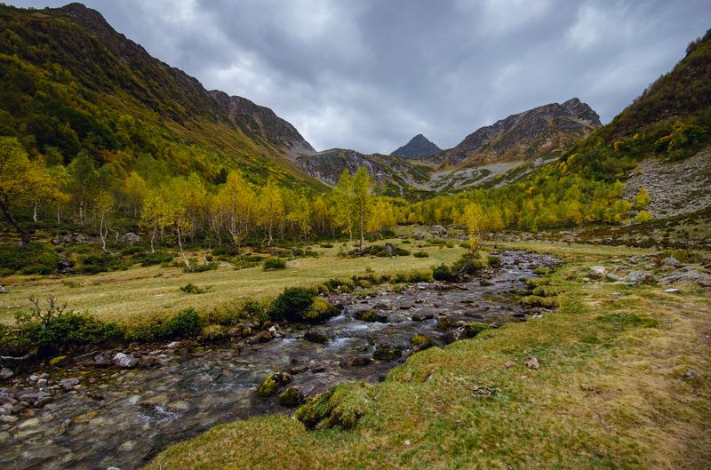 горы, горная река, осень Начало осени фото превью