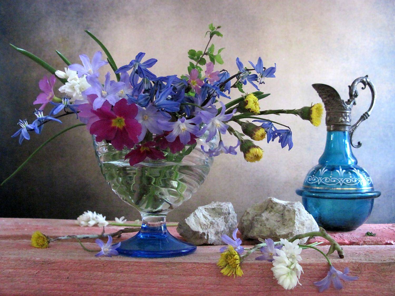 цветы, букет, первоцветы, мать-и-мачеха, примула, пролески, хионодокса, кувшин, креманка, камни, Наталия Тихомирова