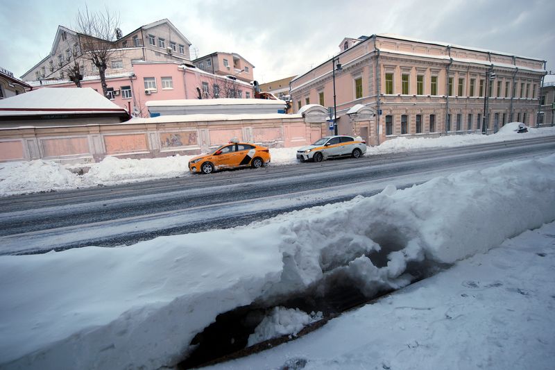Солянка, снег, сугробы, такси, розовый, люк, подземное тепло, Москва Солянка под снегом фото превью