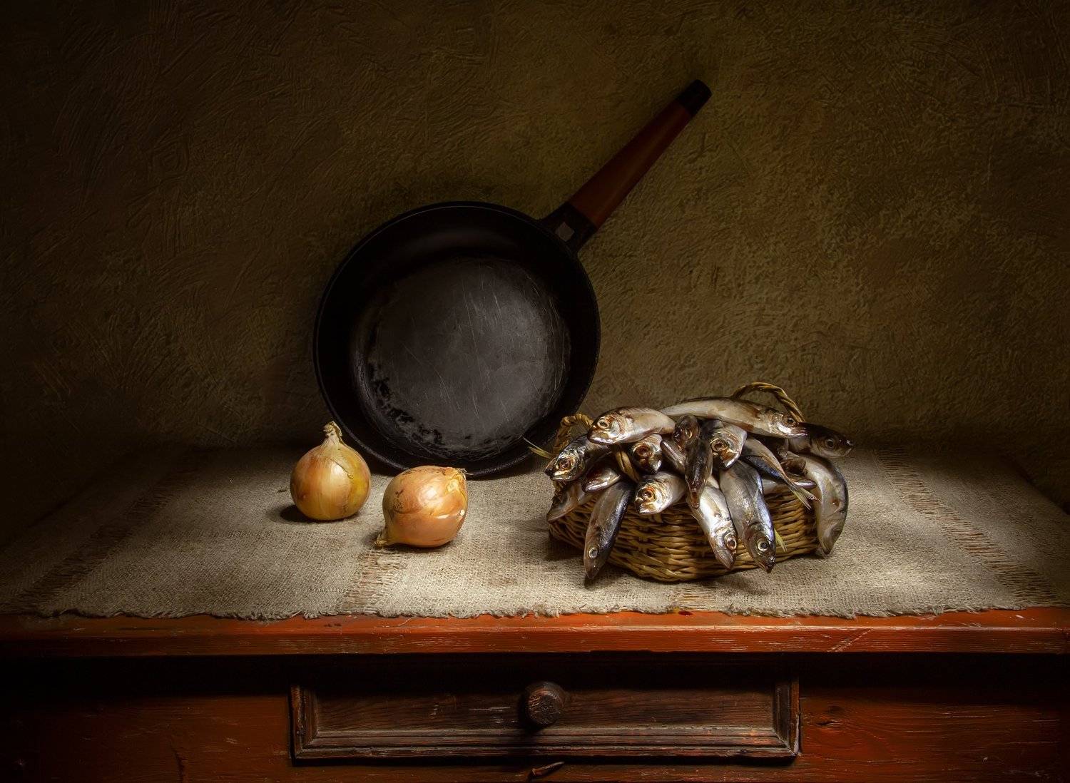 натюрморт, крымская ставридка, ставридка, рыба, лук, Татьяна Феденкова