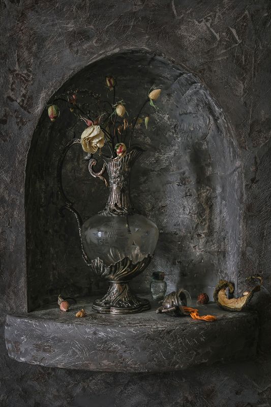 натюрморт, ниша, стекло, кувшин, цветы, розы Бутоны в нише фото превью