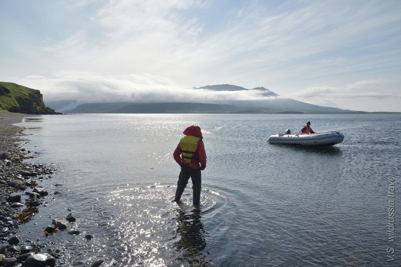 Курилы, Курильские острова, Камчатка, экспедиция, шагнивнеизведанное, путешествие, море, берег, горы, причал, лодка, высадка, моторка, солнце, отражение Яхтенная экспедиция на Северные Курилы (из альбома) фото превью