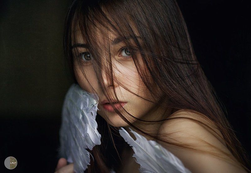 С крыльями в руках фото превью