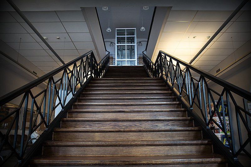 stairs to lift фото превью