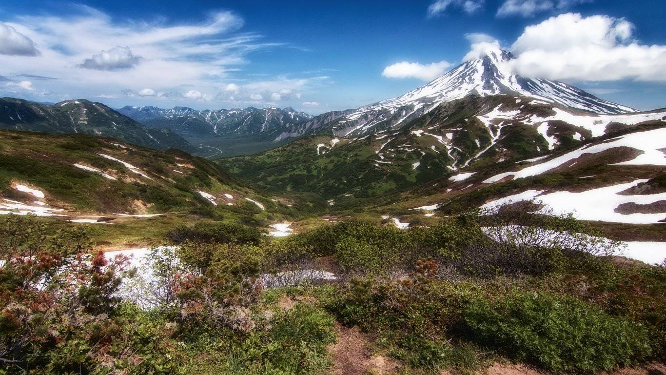 камчатка,вулкан,снег,цветы,небо., Анатолий Салтыков