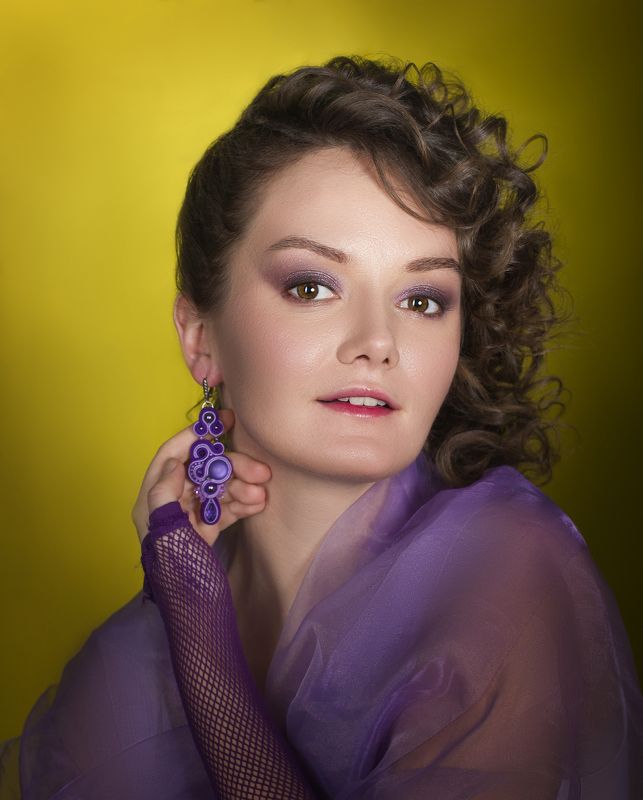 Женский портрет, портрет, желтый цвет, фиолетовый цвет, украшения  Violet Soutache фото превью