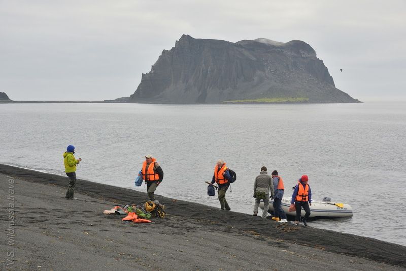 Курилы, Курильские острова, Камчатка, экспедиция, шагнивнеизведанное, путешествие, причал, десант, берег, вулкан, спасжилет, лодка, моторка, туризм, путь Яхтенная экспедиция на Северные Курилы (из альбома) фото превью