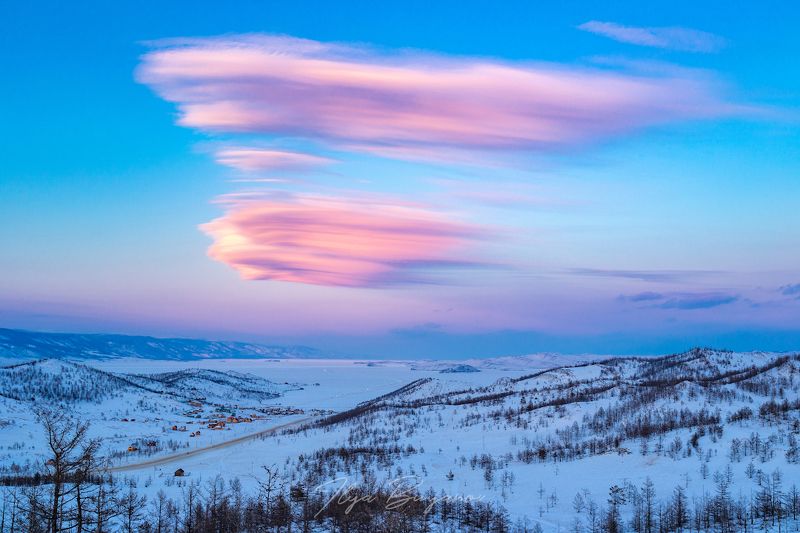 Лентикулярные облака над Байкалом фото превью