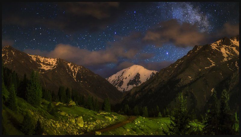 Теплая летняя ночь в горах фото превью