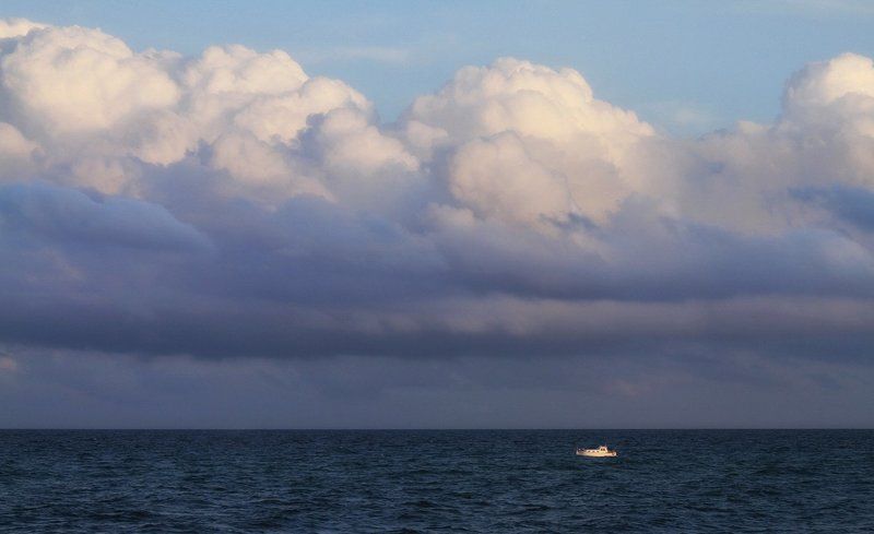 Маленький кораблик в огромном океане фото превью