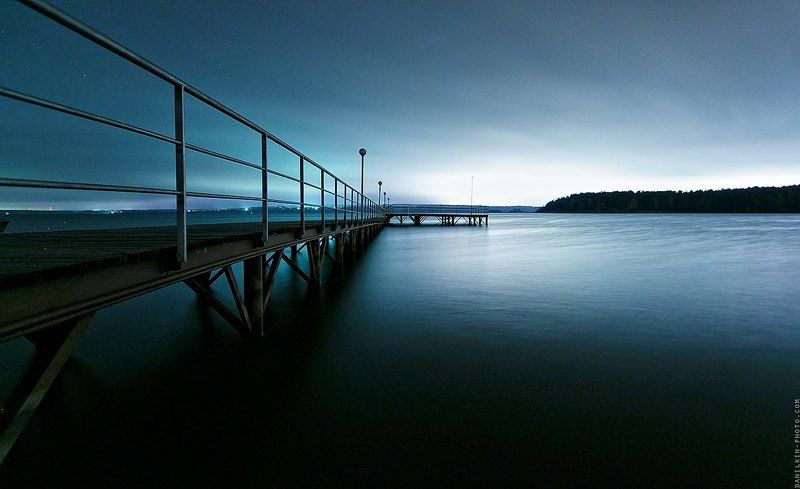 Ночью, над водой фото превью