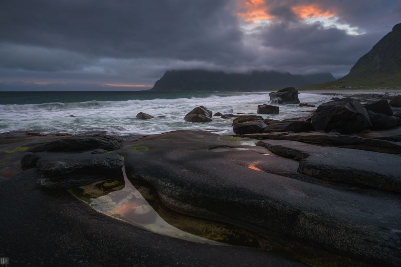 Uranus235, nightphotoua, пейзаж, рассвет, Норвегия, горы, Утакляйв, Вествогёй, Utakleiv, Vestvågøy, камни, валуны, прибой, волны, облака, море, океан, берег, пляж, песок, путешествие, природа, лето Исследования Норвегии. Сумрак фото превью