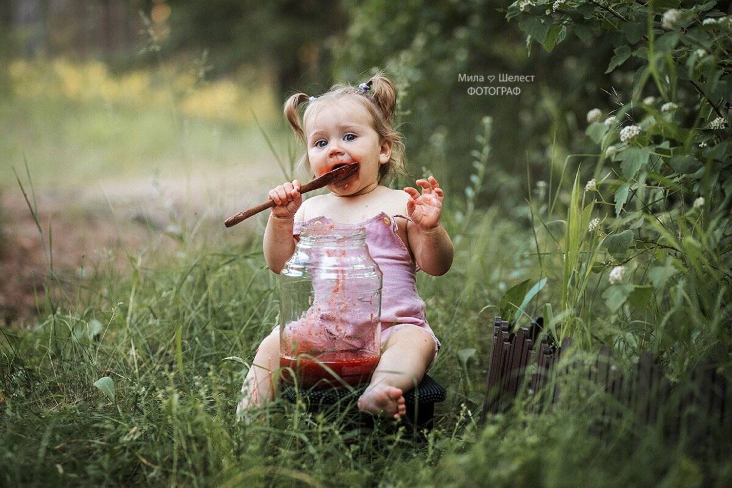 Девочка, варенье, ложка, банка, маленькая, малышка, детство, портрет, ребенок, еда, милая, лес, деревня, Мила Шелест