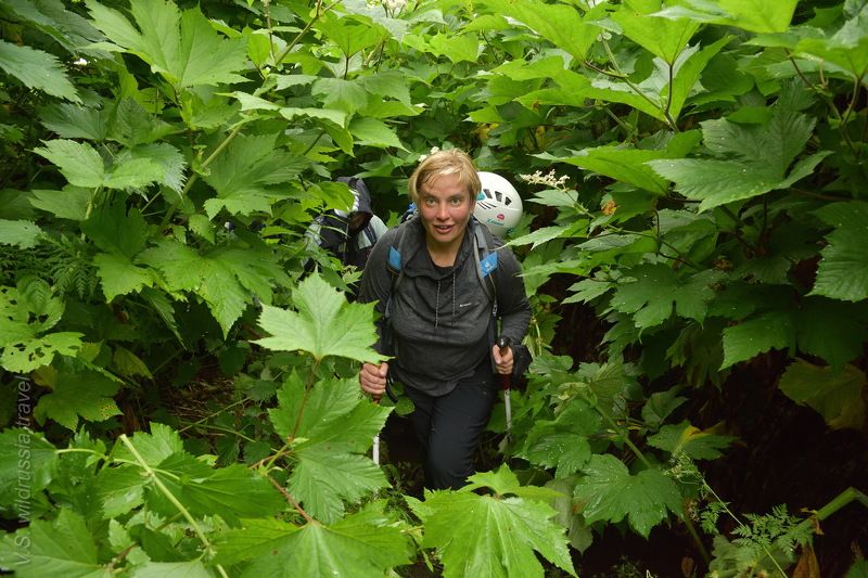 Курилы, Курильские острова, Камчатка, экспедиция, шагнивнеизведанное, путешествие, девушка, женщина, глаза, удивление, заросли, джунгли, каска, спорт, экстрим, туризм, путь, дорога, восхождение Яхтенная экспедиция на Северные Курилы (из альбома) фото превью