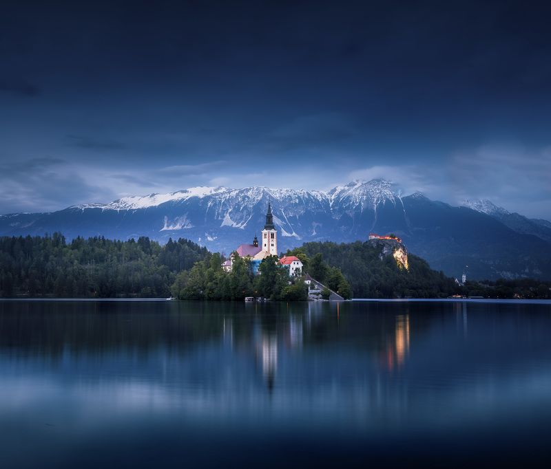 озеро словения синий час горы пейзаж Синий час на озере Блед. фото превью