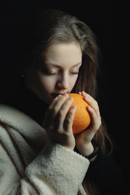 Девушка с апельсином фото превью