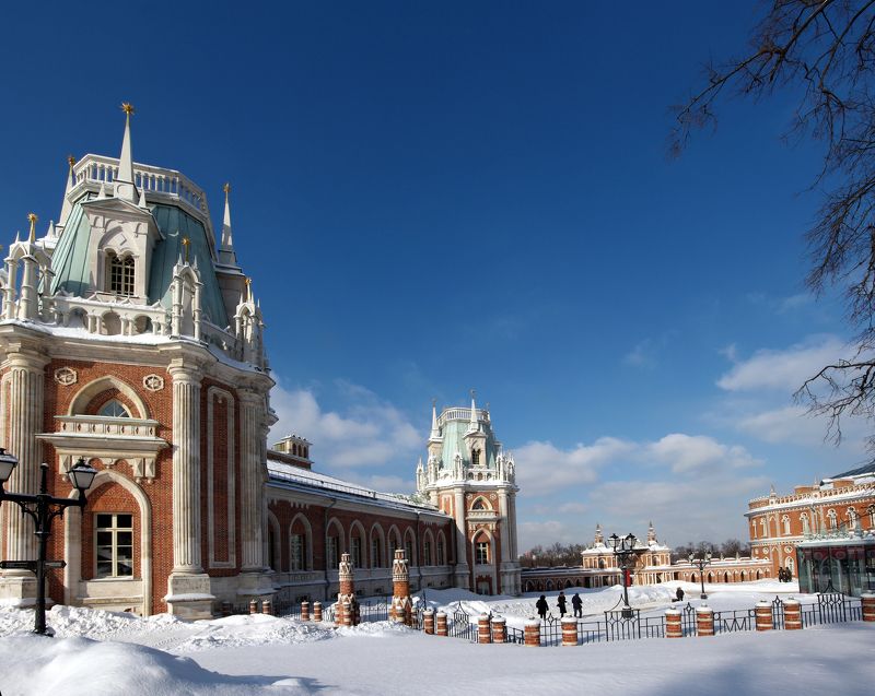 царицыно, снег, дворец, кирпич, синее небо, ограда, музей Царицыно. Ограда фото превью