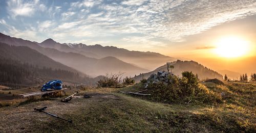 Рюкзак и пара трекинговых палок
