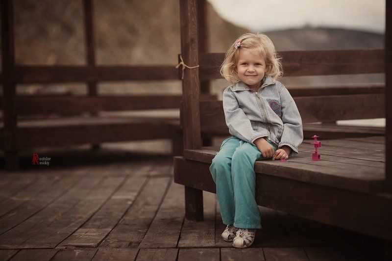 Девочка улыбка, Детский портрет жанр пейзаж Незнакомка фото превью