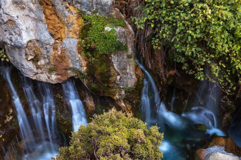 Водопад в ущелье фото превью