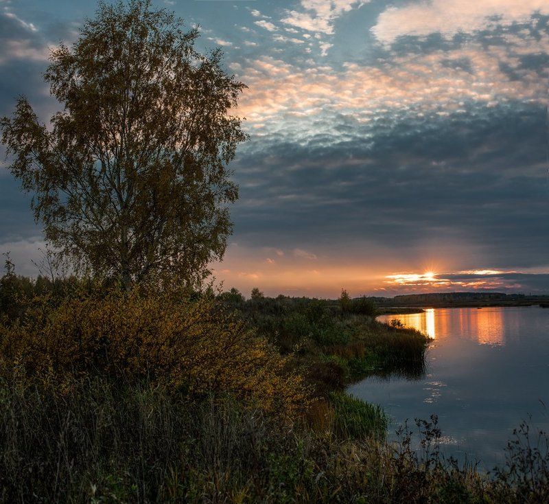 Прощальный луч уходящего дня. фото превью