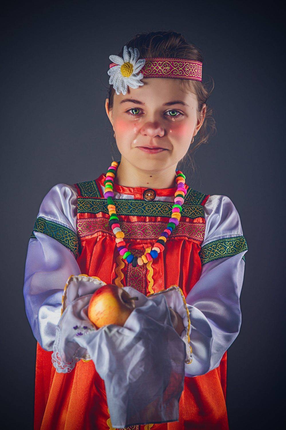 яблоко, девочка, бусы, слезы, Николай Сизиков